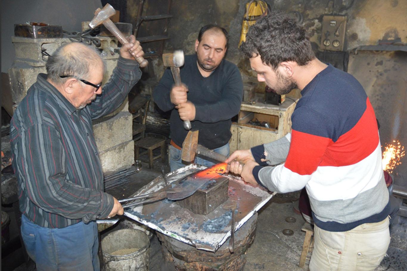 53 yılını verdiği baba mesleğini şimdi torununa öğretiyor 53 yılını verdiği baba mesleğini şimdi torununa öğretiyor